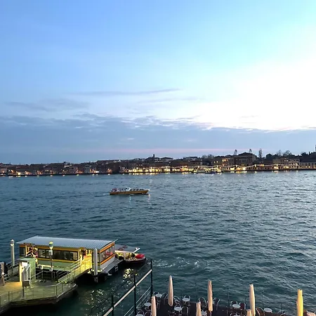 Con Vista Zattere Apartment *